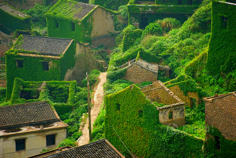 جمال الطبيعة يسيطر على قرية مهجورة في الصين