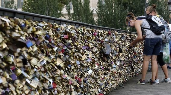 هل سمعت عن أقفال الحب على جسر بون ديزار في باريس