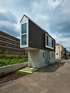 بالصور: مهندس معماري ياباني يبني منزل صغير ورغم ذلك فهو يفوق الجمآل .. لنشآهد ذلك