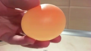 بالفيديو .. تجربة نزع القشرة عن البيضة