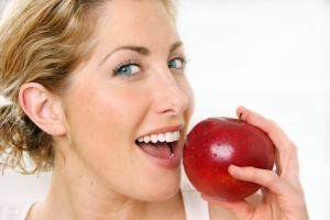 تناول وجبات خفيفة من الفاكهة يسبب مشاكل فى الأسنان