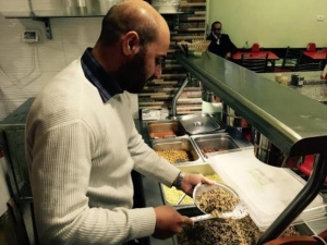 مهندس فلسطيني وزوجته المصرية يفتتحان مطعم كوشري برام الله