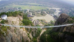 الصين تدشن أطول جسر زجاجي في العالم