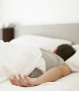 ما هي أضرار النوم على البطن؟