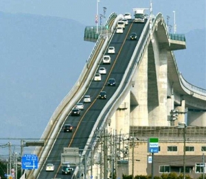 شاهد..جسر الرعب باليابان يتحدى أكثر السائقين احترافية
