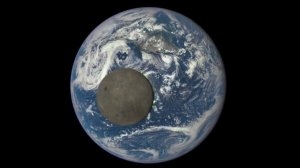  فيديو مدهش للقمر اثناء مروره فوق الارض
