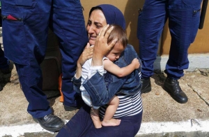  أسرة سورية تلقي نفسها على سكة القطار ببودابيست