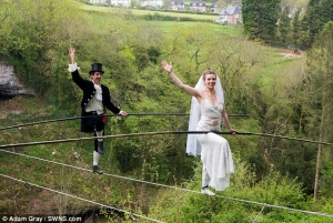 بالصور.. التقيا لأول مرة فى السيرك.. فأقاما حفل زفافهما على الحبال