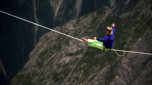 فيديو| أشهر مغامر فى العالم يلقى حتفه من ارتفاع 2200 متر