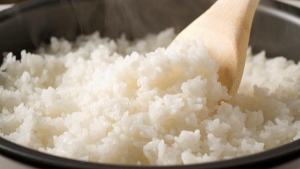 طريقة مبتكرة لطهي الأرز تقلل سعراته الحرارية للنصف