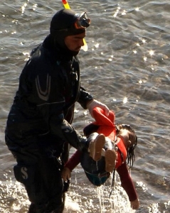 (صور مؤلمة) : العثور على جثث لأطفال ومسنين على السواحل اليونانية نتيجة لغرقهم في سفن التهريب