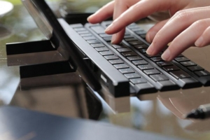 إل جي تكشف عن أول لوحة مفاتيح صلبة قابلة للطي للأجهزة الذكية