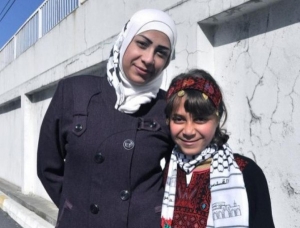 طفلة فلسطينية من "اليرموك" تلتقي أمها بعد فراق دام 4 سنوات 