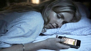 ماذا يحدث لجسمك عندما تتفحص هاتفك قبل النوم؟