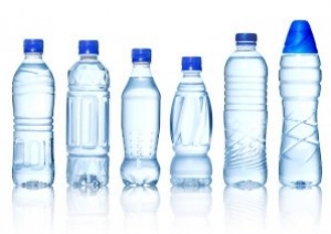 لماذا يجب التخلي عن شرب المياه المعبأة في عبوات بلاستيكية؟