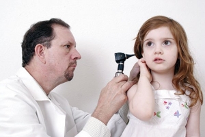 التهاب الأذن الوسطي عند الاطفال ... عالجيها قبل أن تتطور فتفقد طفلك السمع 