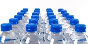 زجاجات البلاستيك تقتلنا بصمت... ماذا تعني الأرقام الموجودة عليها؟