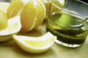 عصير الليمون مع زيت الزيتون لجلد طري حول الأظافر