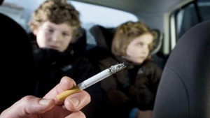بريطانيا: قرار بحظر التدخين بالسيارت التي بها أطفال