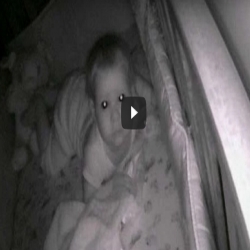فيديو طفل أخبر والديه أنّ غريباً يتحدّث إليه خلال الليل.. والنتيجة ارعبتهما