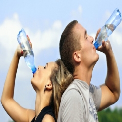 إخدع نفسك ب 10 طرق لتشرب المزيد من الماء 