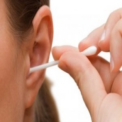  لماذا يحذر الخبراء من استخدام أعواد القطن لتنظيف الأذن؟