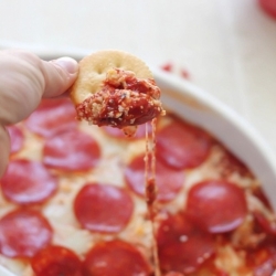 لعشاق البيتزا وصفة من دون عجين وتؤكل بالتغميس