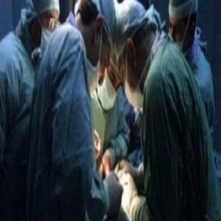  حالة فريدة - بالصور أطباء يتمكنوا من إخراج ثعبان من خارج بطن مريضة 