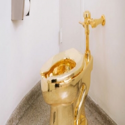  شاهد بالصور مرحاض ذهبي في متحف نيويورك ويحق للزائرين إستعماله
