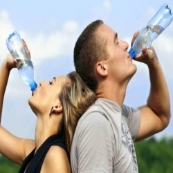 هل شرب الماء يسبب الكرش