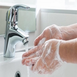 هل يجب غسل اليدين بماء ساخن أم بارد؟