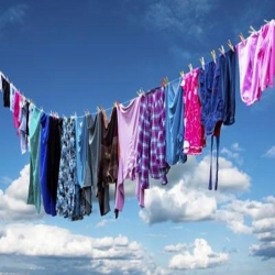 كيف تحمين ملابسك من تغير لونها مع مرور الوقت