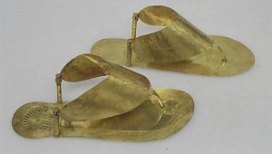 صورة نادرة للحذاء الذهبي الخاص بزوجة تحتمس الثالث