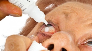 كيف يضع كبار السن قطرة العين بسهولة؟