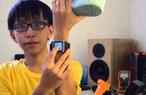 شاب عمره 15 عاماً يخترع آلية لشحن الجوال بالمشي أو الركض!
