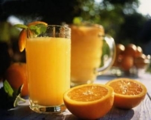 عصير البرتقال غير المخفف قد يضر أكثر من الكولا.