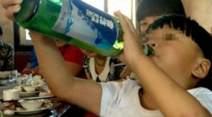 طفل صيني عمره سنتين لا يشرب إلا الكحول